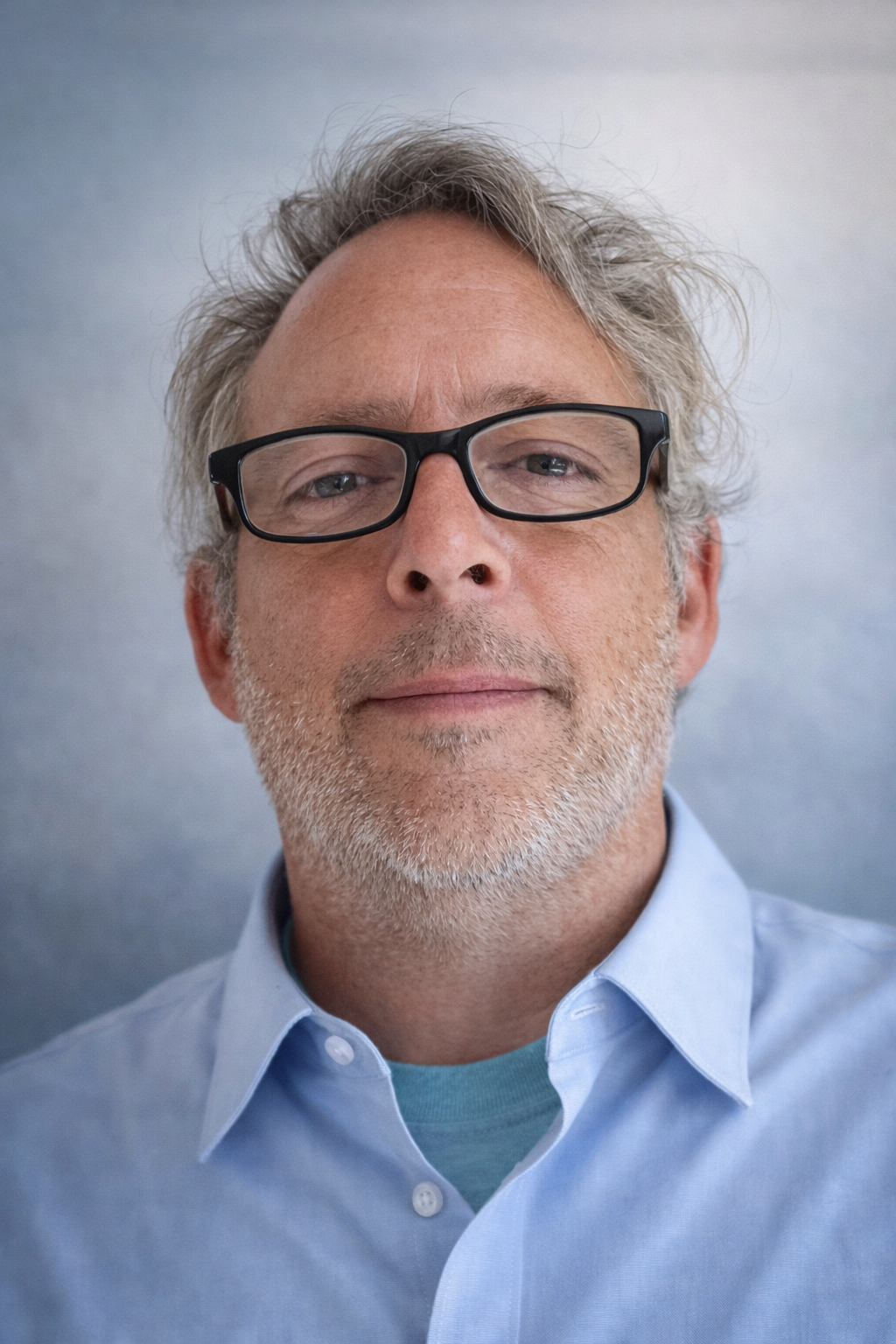 Portrait d'homme souriant en gros plan.png